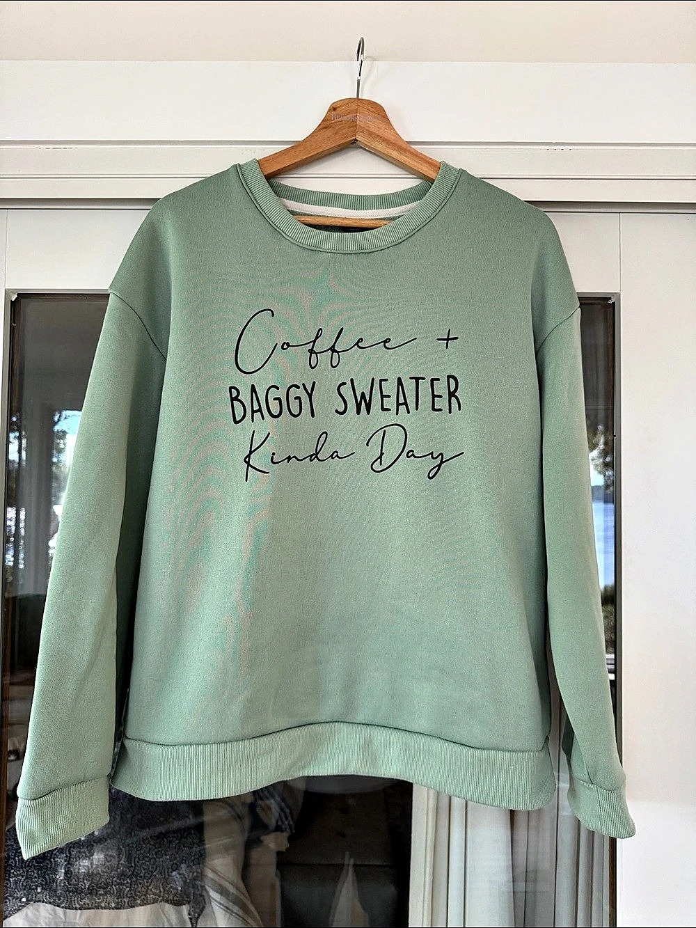 Graphic Sweatshirt in Green Like New